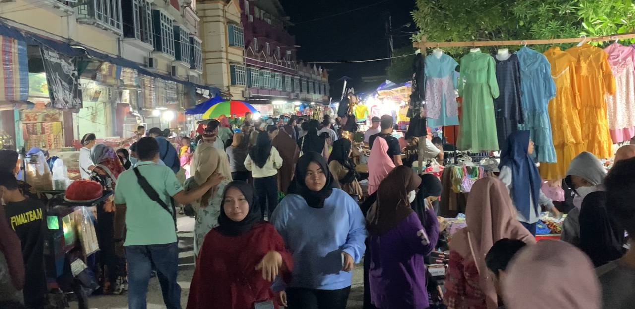 Warga di Karimun Serbu Pasar Puan Maimun Cari Baju Lebaran