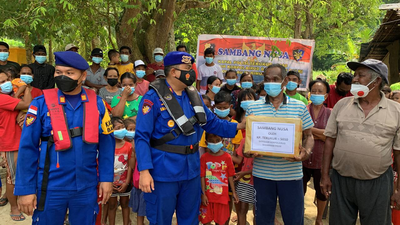 Polairud Baharkam Polri Sambangi Pulau Karimun Anak