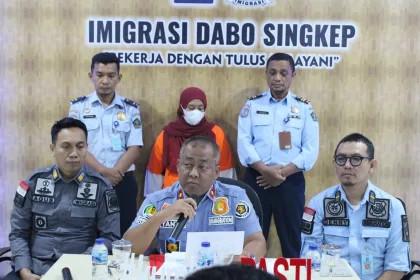 Imigrasi Dabo Deportasi Seorang Wanita Warga Negara Thailand