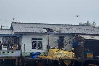 Angin Puting Beliung Rusak 5 Unit Rumah Warga Mantang Baru di Bintan