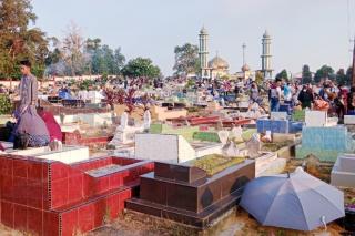 Pedagang Bunga Tabur untuk Peziarah di TPU Tanjungpinang Untung Berlipat