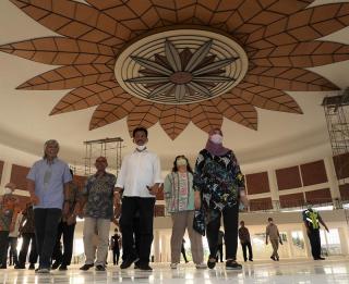 Segera Diresmikan, Rudi Cek Kesiapan Pembangunan Masjid Tanjak Batam