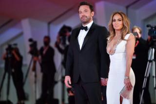 CLBK dengan Ben Affleck, Jennifer Lopez Umumkan Tunangan