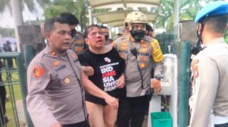 Ade Armando Babak Belur Dikeroyok Pendemo di DPR, Sampai Ditelanjangi