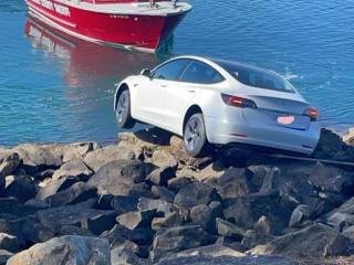 Salah Injak Pedal, Tesla Model 3 Nyaris Nyemplung ke Laut