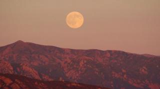 Fenomena Pink Moon Malam Ini Bisa Disaksikan di Kepri