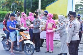 Kapolres Bintan Bagikan Takjil ke Pengendara di Jalan Raya