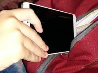 Emak-emak Terekam CCTV Curi iPhone 13 Milik Pengunjung Mal