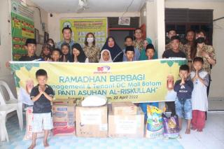 DC Mall Batam Bagikan Sembako untuk Panti Asuhan