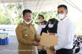 653 Pegawai Pemerintah dengan Perjanjian Kerja Guru Tahap II di Batam Terima SK