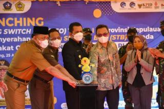 Gubernur Ansar Bagi-bagi STB TV Digital Gratis di Kampung Bulang