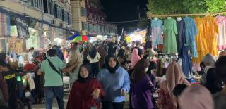 Warga di Karimun Serbu Pasar Puan Maimun Cari Baju Lebaran