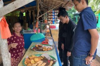 Bantu Ekonomi Pedagang, HIPMI Karimun Borong Takjil Sepi Pembeli
