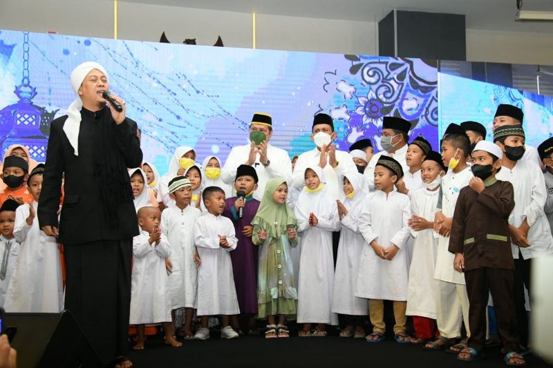 Ansar Ahmad Dampingi Airlangga Buka Bersama 1.800 Anak Yatim Piatu di Batam