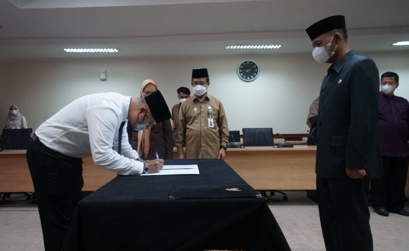 Sekda Kepri Adi Prihantara Lantik 8 Pejabat Fungsional