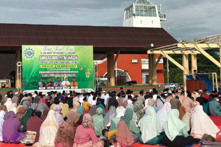 Gembiranya Warga Karimun Bisa Salat Ied di Masjid hingga Lapangan Terbuka