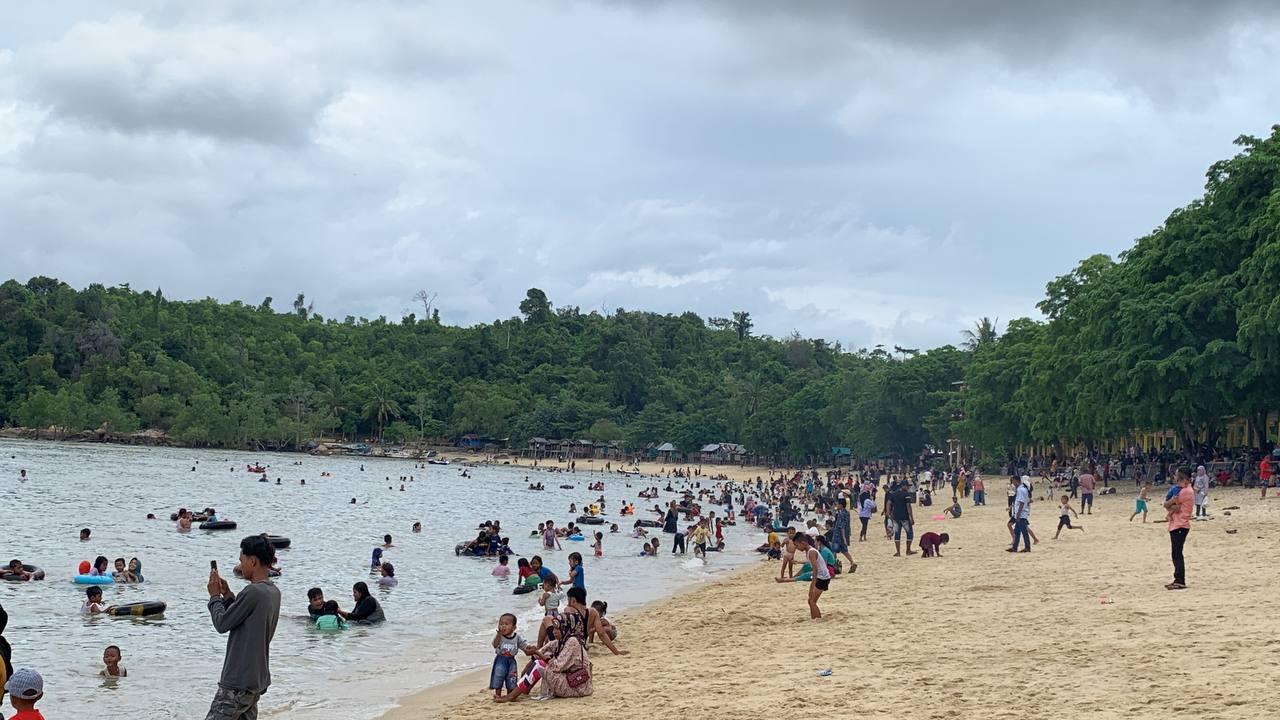 Hari Terakhir Libur Lebaran, Pantai Pelawan Diserbu Warga