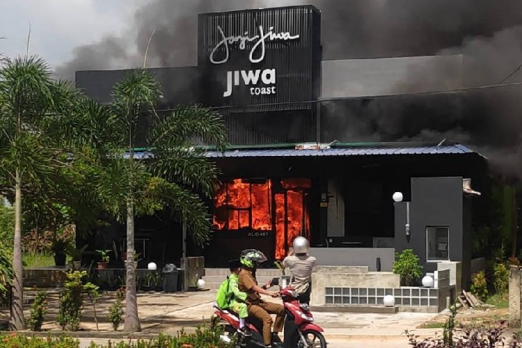 Breaking News: Kedai Kopi Janji Jiwa di Karimun Terbakar