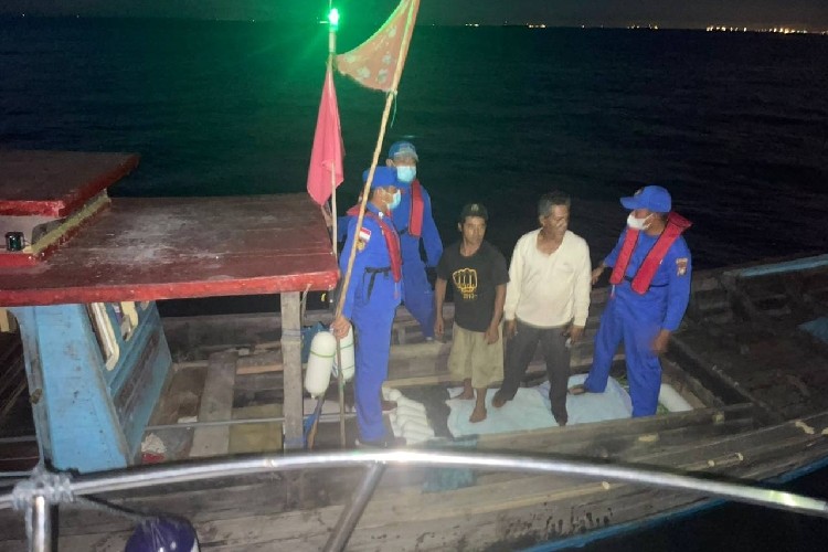 Dua Nelayan Karimun Terombang-ambing di Perairan Takong Hiu