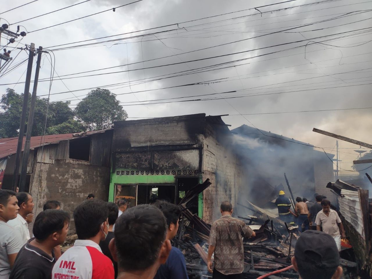 Kebakaran Ludeskan Enam Kios Pinggir Jalan di Sagulung Batam