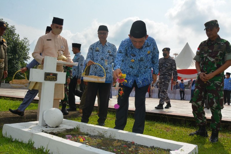 Harkitnas 2022: Gubernur Ansar Ziarah Makam Pahlawan di Tanjungpinang
