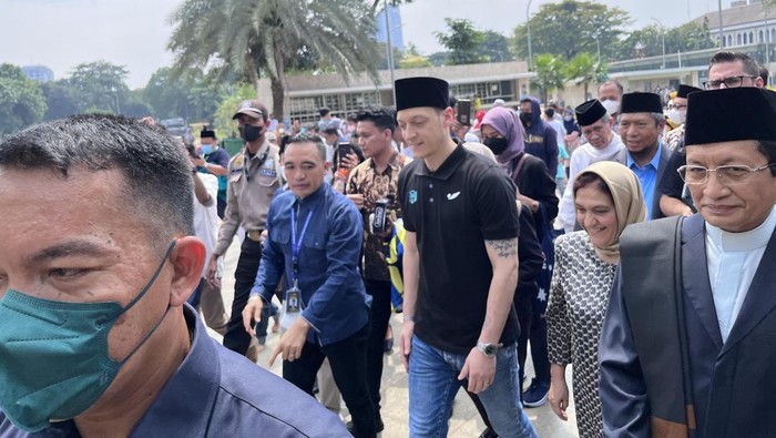 Mesut Ozil Salat Jumat di Istiqlal, Warga Berebut Minta Selfie