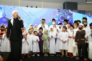 Ansar Ahmad Dampingi Airlangga Buka Bersama 1.800 Anak Yatim Piatu di Batam