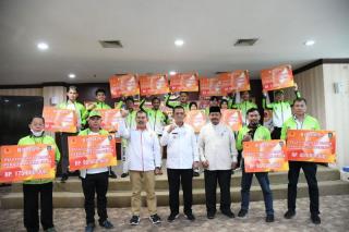 Gubernur Ansar Serahkan Bonus Atlet dan Pelatih Berprestasi PON XX Papua 2021