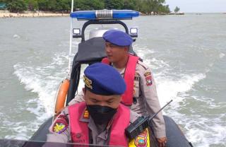 Polisi Patroli di Pantai Pantau Pelesiran Warga Karimun