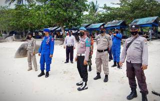 Pantai Trikora Bintan Ramai Wisatawan saat Libur Lebaran, Polisi Siaga