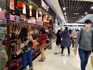 Pusat Perbelanjaan di Batam Ramai Jelang Libur Lebaran Berakhir