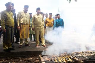 Panggang Ikan Massal Sambut Kedatangan Gubernur Ansar di Tambelan