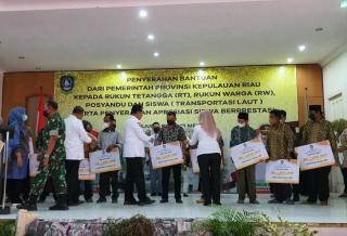 Gubernur Ansar Tebar Miliaran Rupiah Bantuan untuk RT/RW-Siswa di Karimun