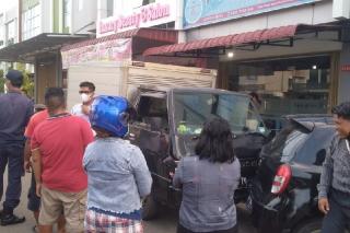 Mobil Box Tanpa Sopir Tabrak Deretan Motor-Mobil Parkir di Mega Legenda