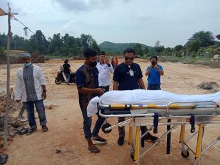 Telantar 2 Pekan, Jenazah Pria Bangladesh Dikebumikan di Sei Temiang