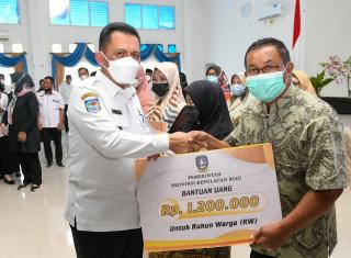 Gubernur Ansar Salurkan Bantuan Miliaran Rupiah untuk RT/RW di Lingga