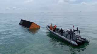 Kecelakaan Tongkang, Kontainer Berserak di Jalur Pelayaran Internasional Dievakuasi