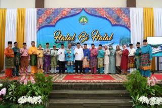 Lepas 4 JCH Himpunan Keluarga Serasan, Gubernur Ansar: Semoga Jadi Haji Mabrur
