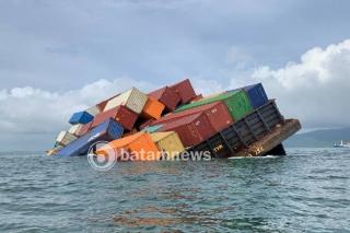 Tongkang Angkut Ratusan Kontainer Tenggelam di Karimun