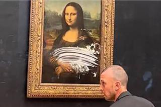Duh! Lukisan Mona Lisa di Paris Dilempari Kue oleh Pria Berwig