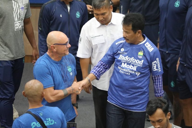 Kena DBD, Pelatih Persib Jalani Perawatan Intensif di Batam