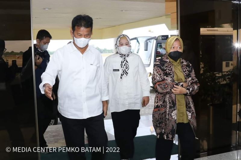 Mensos Risma ke Batam Bagi-bagi Bantuan untuk Warga Suku Laut