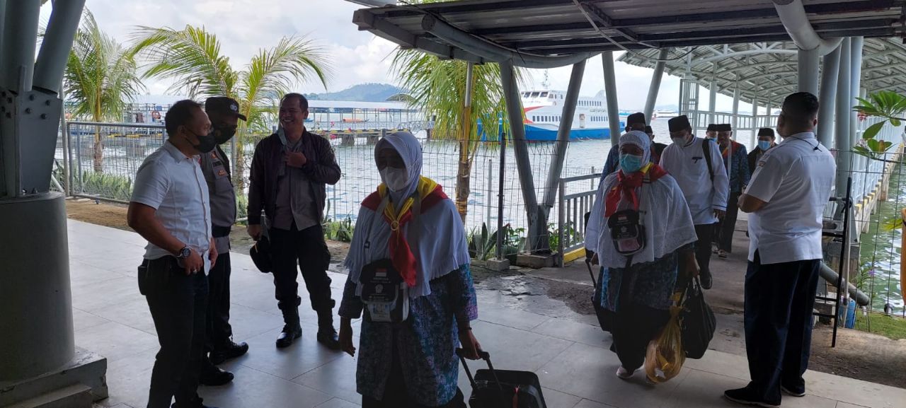 Polsek KKP Polresta Barelang Kawal Kedatangan JCH di Pelabuhan Batam