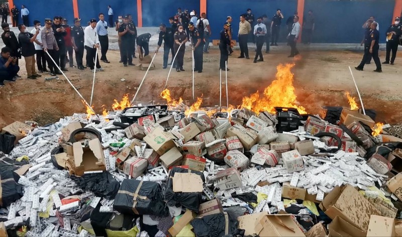 Bea Cukai Kepri Bakar Handphone hingga Rokok Ilegal Senilai Rp 9,8 Miliar