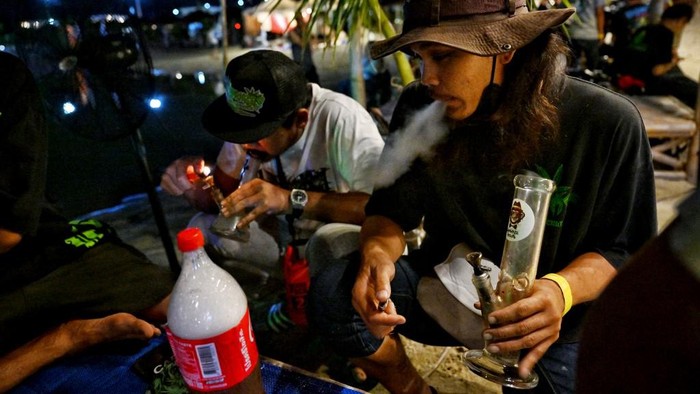 Gelak Tawa Warga Hirup Asap di Festival Ganja Thailand