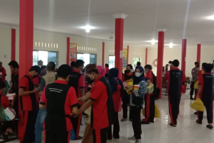 Naik KM Umsini, 110 PMI Dipulangkan ke Kampung Halaman dari Bintan