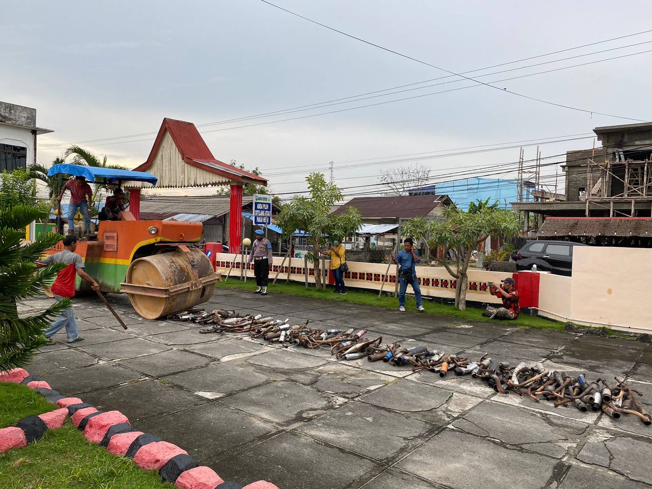 Polisi Karimun Musnahkan 135 Unit Knalpot Racing