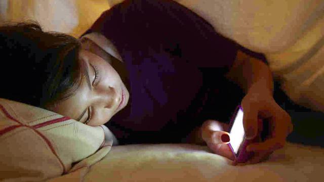 Ketahui Dampak Buruk Bagi Kesehatan Main Ponsel Sebelum Tidur