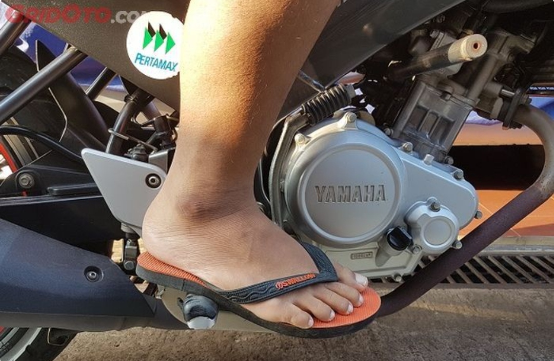 Bahaya Penggunaan Sandal Jepit saat Berkendara: Luka hingga Kulit Belang