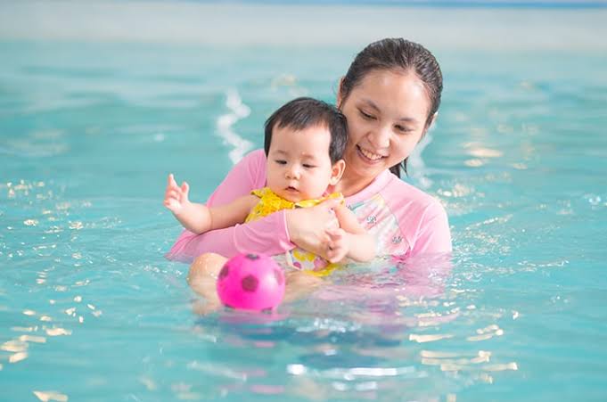 7 Manfaat Berenang untuk Bayi, Ibu-ibu Tak Perlu Khawatir!